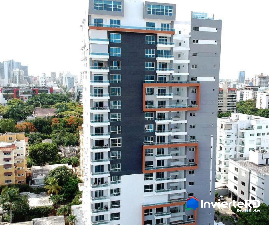 Amplio apartamento con balcón en venta en La Julia